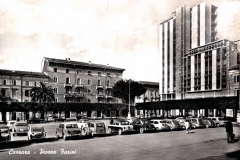 be piazza col grattacielo